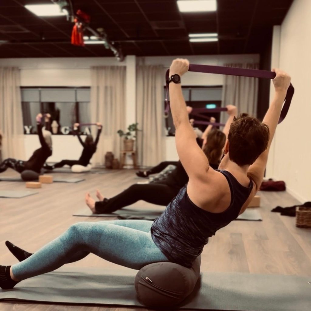 Pilates på matta hos YogaSala i Sala