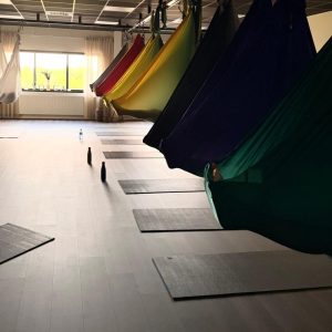 Hängmattor upphängda i YogaSalas sal