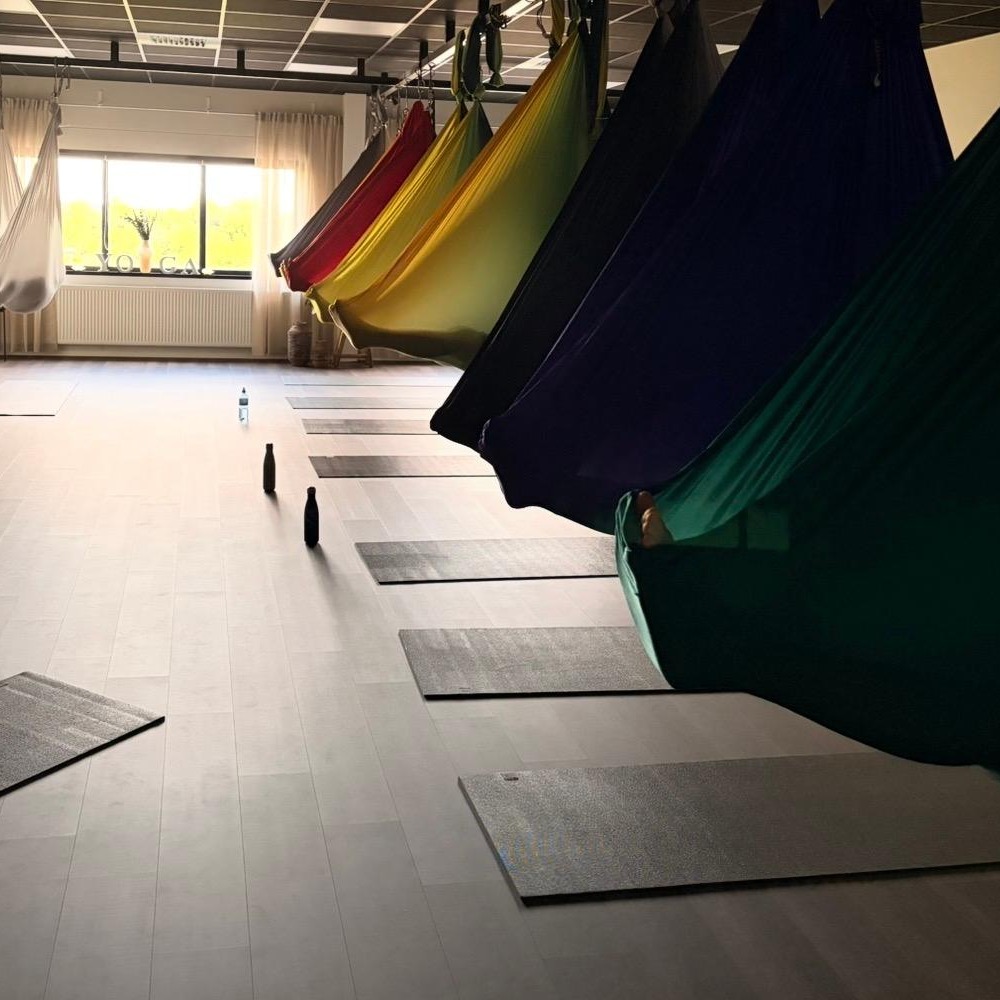 Hängmattor upphängda i YogaSalas sal